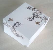 Tortová krabica biela zdobená (14 x 14 x 9 cm)