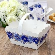 Svadobný košíček na cukroví biely s modrými kvetmi (13 x 9 x 9,5 cm)