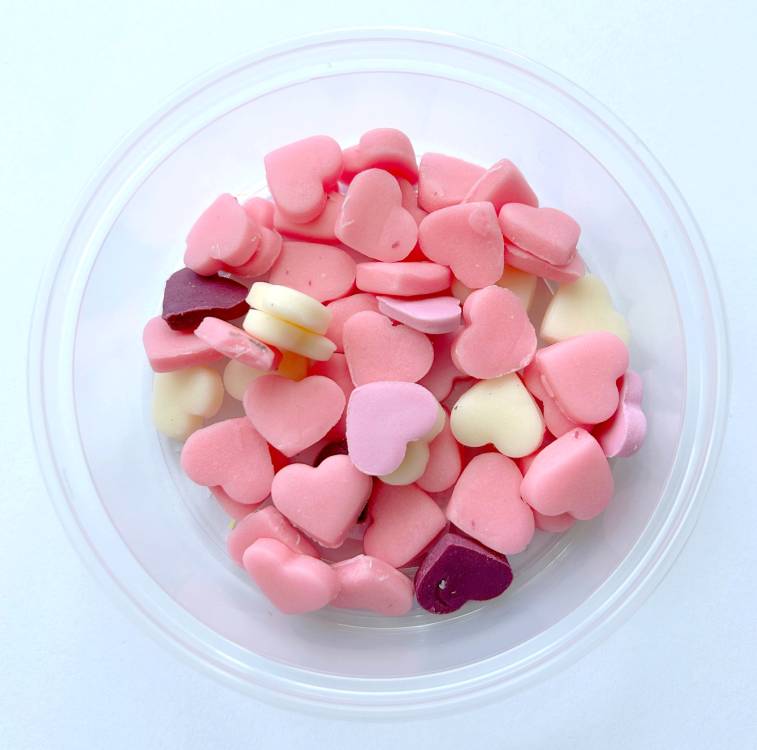 Cukrová srdíčka malá béžová, růžová a tmavě fialová (50 ks)