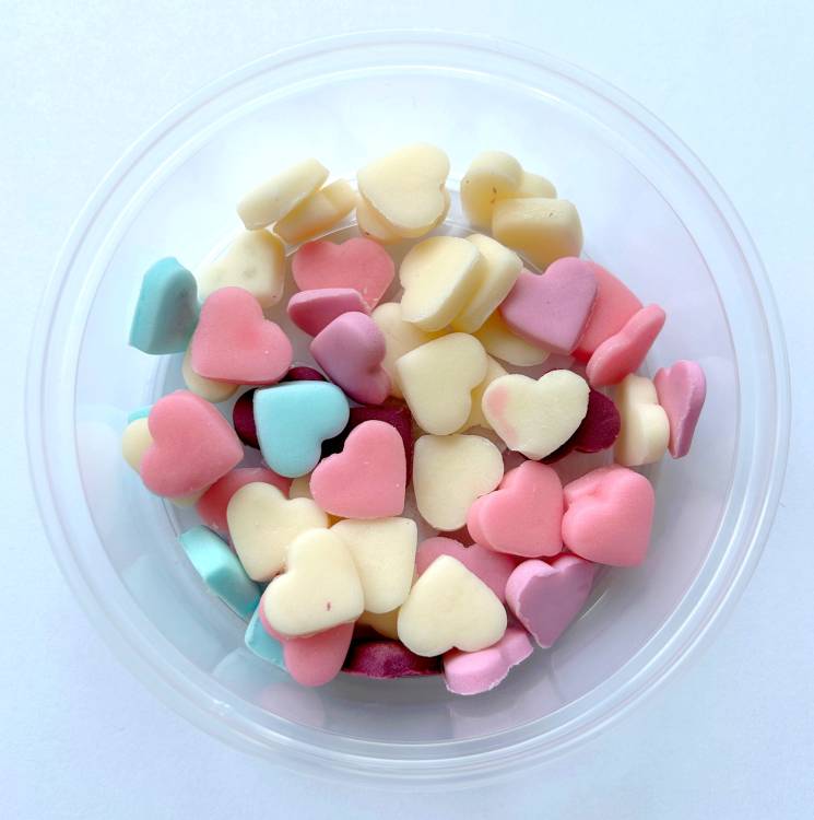 Cukrová srdíčka malá béžová, růžová, fialová a modrá (50 ks)