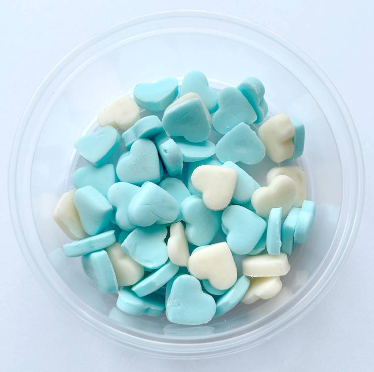 Cukrová srdíčka malá bílá a světle modrá (50 ks)