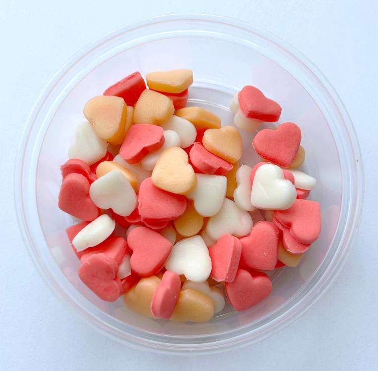 Cukrová srdíčka malá bílá, broskvová a lososová (50 ks)