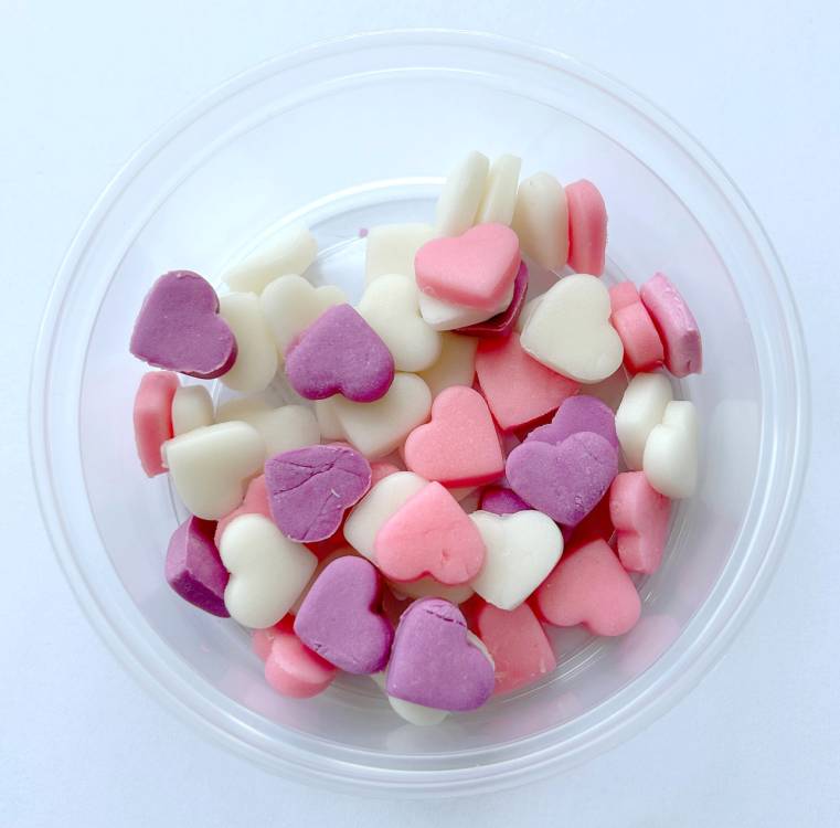 Cukrová srdíčka malá bílá, růžová a fialová (50 ks)
