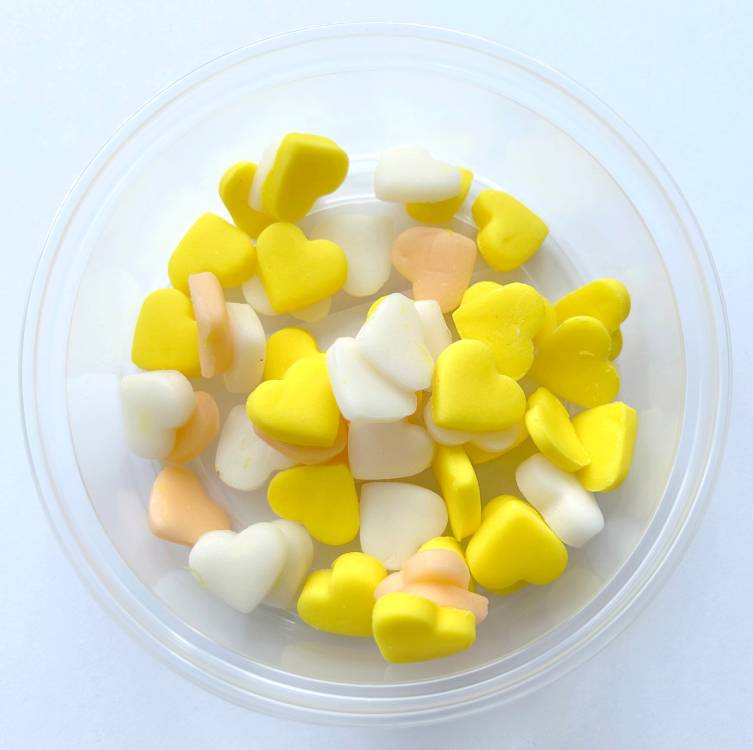Cukrová srdíčka malá bílá, žlutá a broskvová (50 ks)
