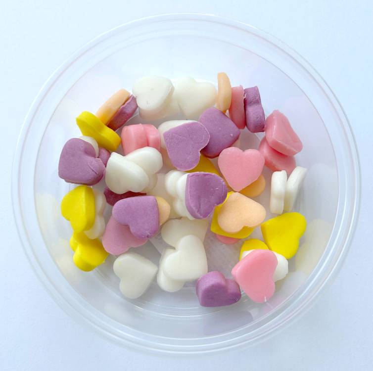 Cukrová srdíčka malá bílá, žlutá, broskvová, růžová a fialová (50 ks)