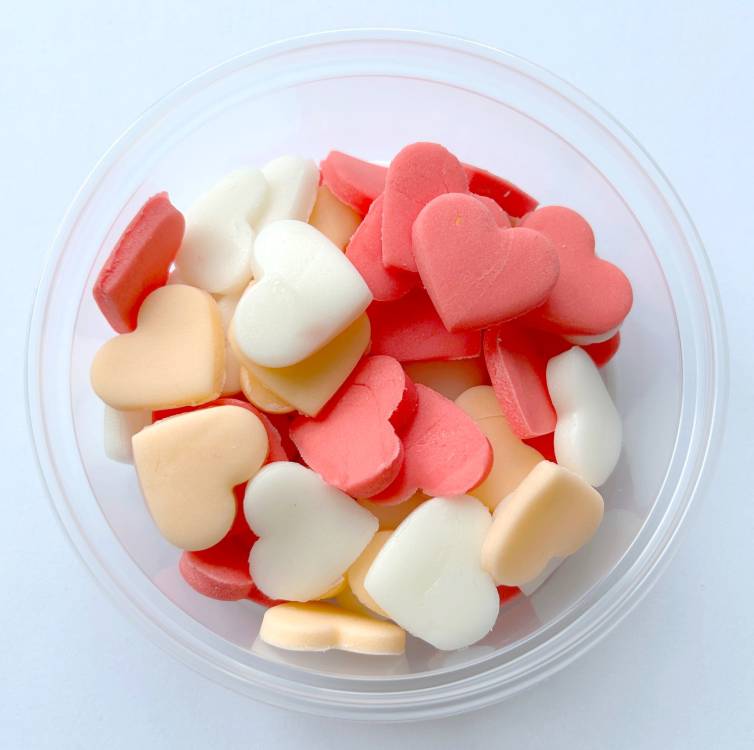 Cukrová srdíčka velká bílá, broskvová a lososová (50 ks)