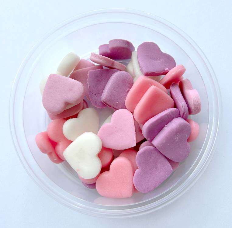 Cukrová srdíčka velká bílá, růžová a fialová (50 ks)