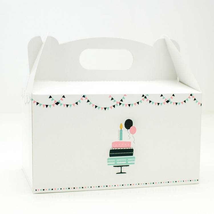 Krabička na zákusky bílá s třípatrovým dortem a praporky (20 x 13 x 11 cm)