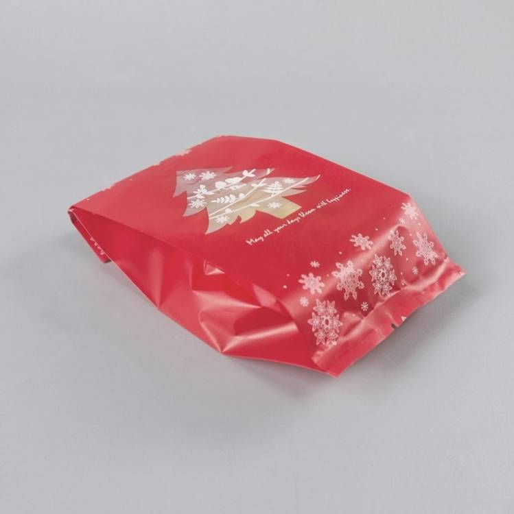 Mikulášský sáček červený s vánočním stromkem (20 x 9 x 7 cm)