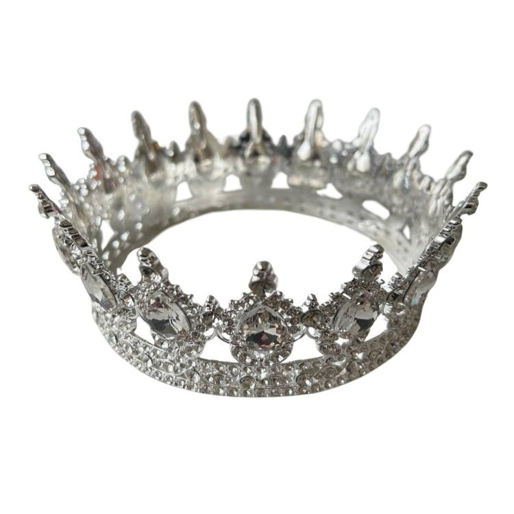 Nejedlá dekorace kovová Koruna stříbrná se stříbrnými kameny ve tvaru slzy