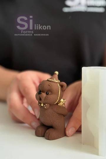 SilikonForms silikonová forma 3D Medvídek s dárkem sfoukávající svíčky