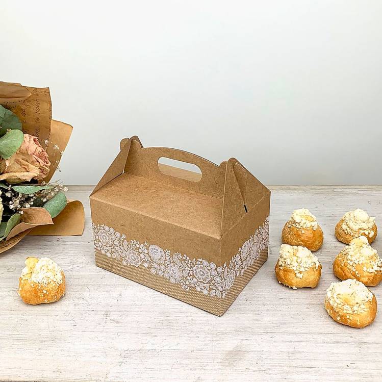 Svatební krabička na výslužku kraftová s květinami a krajkou (13 x 9 x 7 cm)