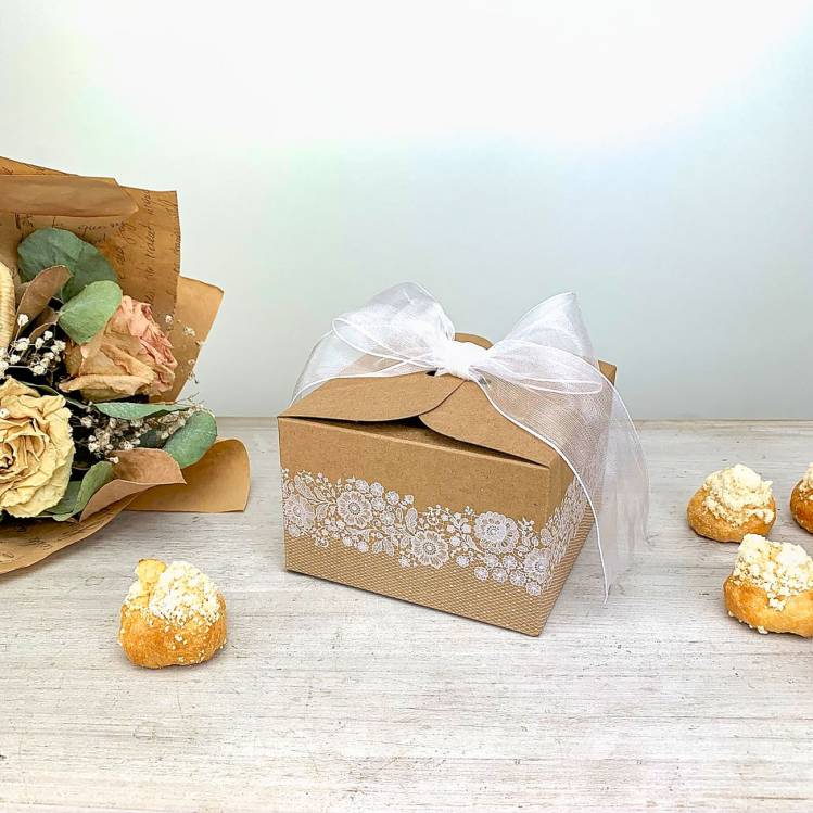 Svatební krabička na výslužku kraftová s květinami s mašlí (11 x 11 x 7 cm)