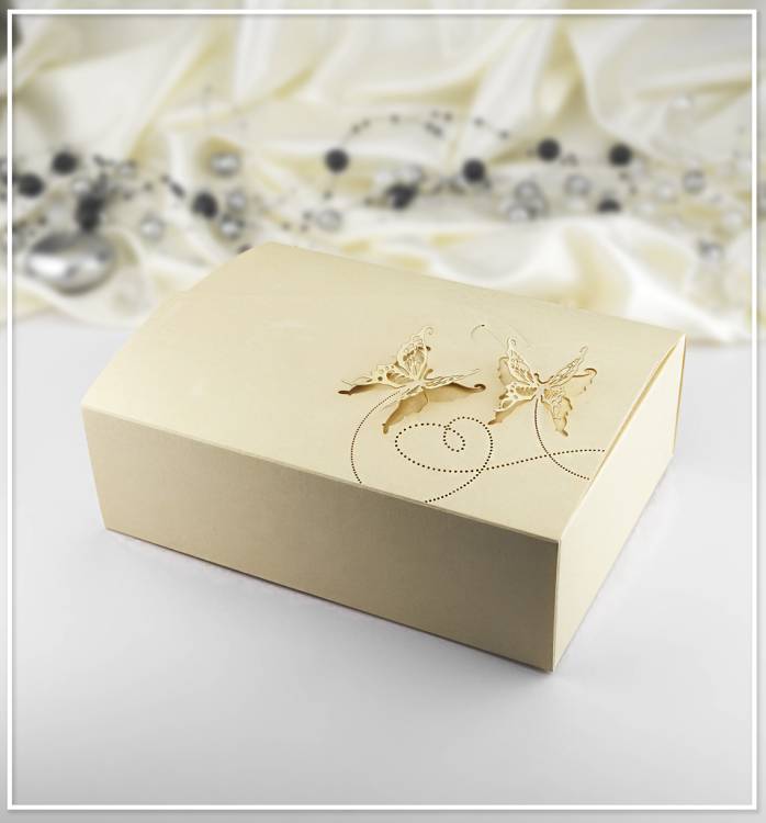 Svatební krabička na výslužku zlatá vzor motýl (18,5 x 13,5 x 5,8 cm)