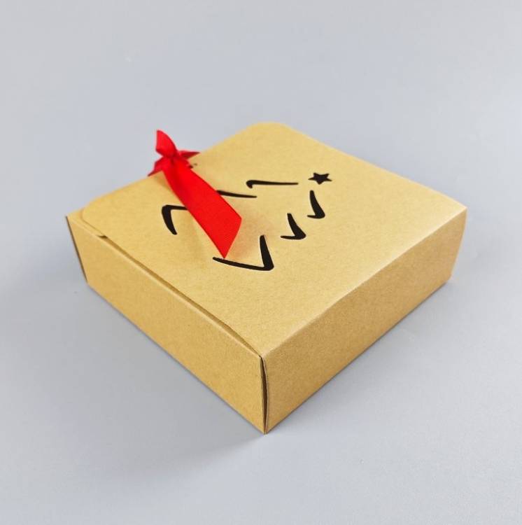 Vánoční krabička kraftová se stuhou Stromeček (16 x 16 x 5 cm)