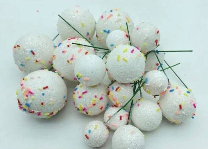Zapichovací dekorace Koule bílé glitterové s ozdobami různé velikosti (20 ks)