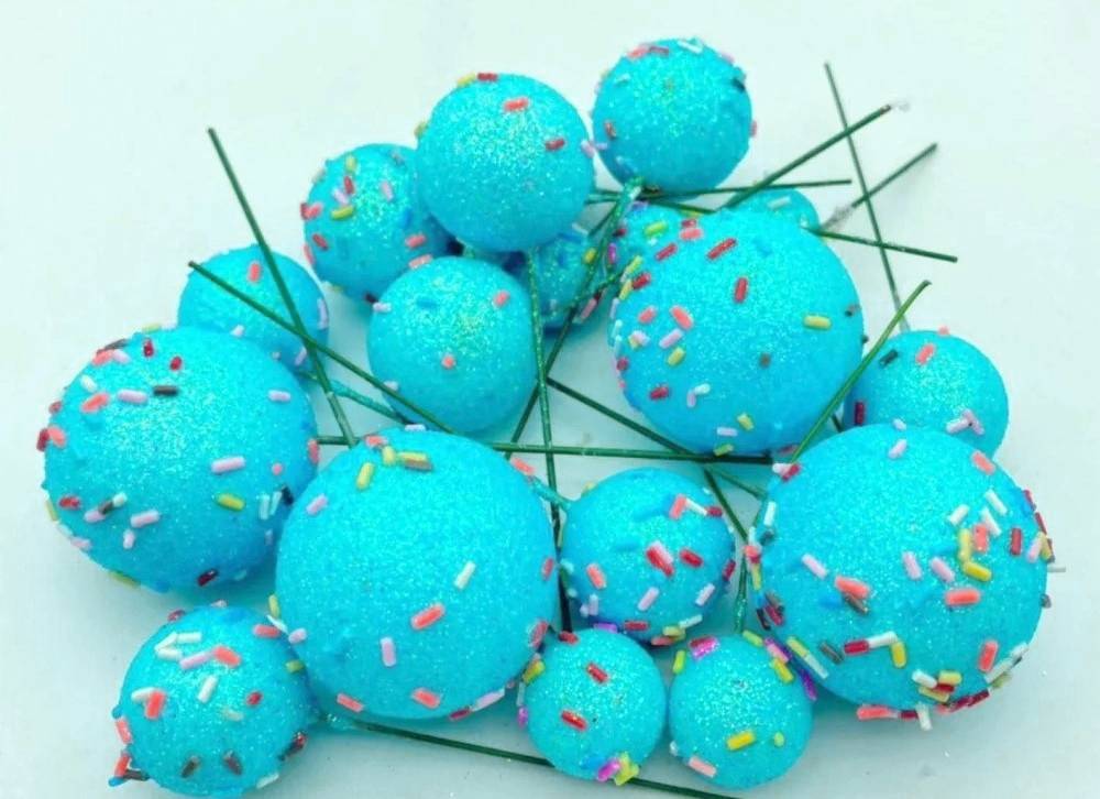 Zapichovací dekorace Koule modré glitterové s ozdobami různé velikosti (20 ks)