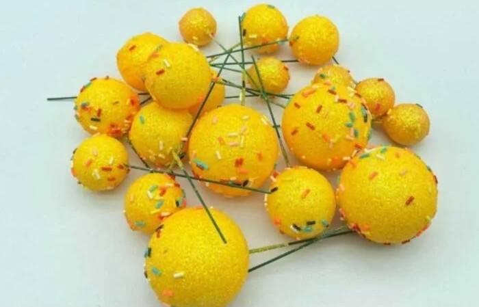 Zapichovací dekorace Koule žluté glitterové s ozdobami různé velikosti (20 ks)