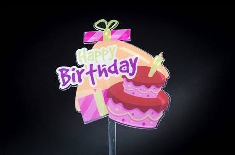 Zapichovací plastová dekorace Happy Birthday s dortem a dárkem