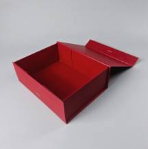 Elegantní dárková krabice červená s magnetem a stuhou (28 x 21 x 9,5 cm)