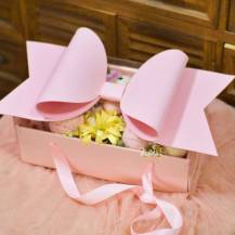 Eleganckie uniwersalne pudełko z różową kokardką (35 x 21 x 16,5 cm)