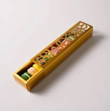 Krabička na makronky zlatá se zdobeným okénkem 25,8 x 6 x 4 cm (na 10 kusů)