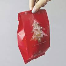 Mikulášský sáček červený s vánočním stromkem (20 x 9 x 7 cm)