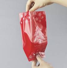 Mikulášský sáček červený s vánočním stromkem (20 x 9 x 7 cm)