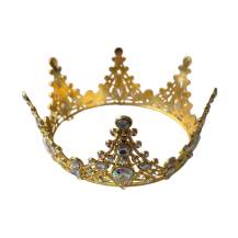 Unessbare Metalldekoration Krone gold mit Regenbogensteinen