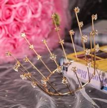 Nejedlá dekorace kovová Koruna zlatá s hvězdami