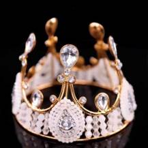 Nejedlá dekorace kovová Koruna zlatá se stříbrnými kameny a plastovými korálky