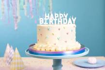 PartyDeco svíčky Happy Birthday bílé 1
