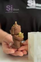 SilikonForms silikonová forma 3D Medvídek s dárkem sfoukávající svíčky