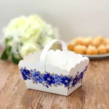 Svatební košíček na cukroví bílý s modrými květinami (13 x 9 x 9,5 cm) 1