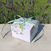 Svadobná krabička na výslužku biela s bielymi a zelenými kvetmi s mašľou (11 x 11 x 7 cm)