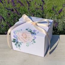 Svadobná krabička na výslužku biela s kvetinami s mašľou (16,5 x 16,5 x 11 cm)