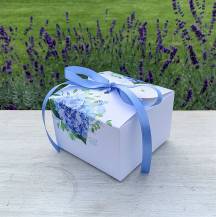 Svadobná krabička na výslužku biela s modrými hortenziami s mašľou (11 x 11 x 7 cm)