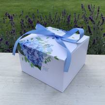 Boîte à dragées de mariage blanche avec hortensias bleus avec nœud (16,5 x 16,5 x 11 cm)