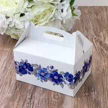 Obrázek k výrobku Svatební krabička na výslužku bílá s modrými květinami (13 x 9 x 7 cm)
