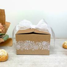 Svatební krabička na výslužku kraftová s květinami s mašlí (11 x 11 x 7 cm)  1