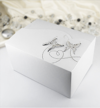 Esküvői ajándékdoboz gyöngyház pillangó mintával (18,5 x 13,5 x 9,5 cm)