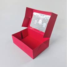 Vánoční dárková krabice červená s okénkem Santa s činkami (22,3 x 15,1 x 7,1 cm)