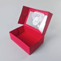Vánoční dárková krabice červená s okénkem Santa, skřítek a sobík (22,3 x 15,1 x 7,1 cm)