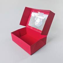 Vánoční dárková krabice červená s okénkem Santa v komíně (22,3 x 15,1 x 7,1 cm)