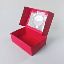 Vánoční dárková krabice červená s okénkem Sněhulák (22,3 x 15,1 x 7,1 cm)