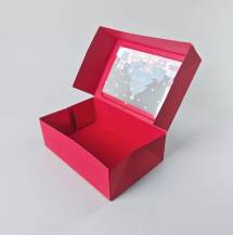 Vánoční dárková krabice červená s okénkem Stromeček (22,3 x 15,1 x 7,1 cm)