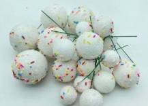 Zápich do dortu Koule bílé glitterové s ozdobami různé velikosti (20 ks)